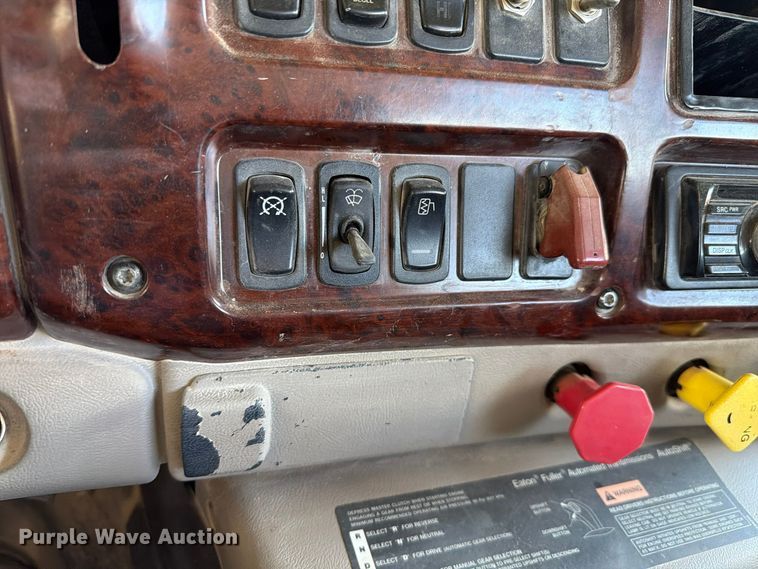 image for item FC0078 2005 Mack CHN613 semi truck