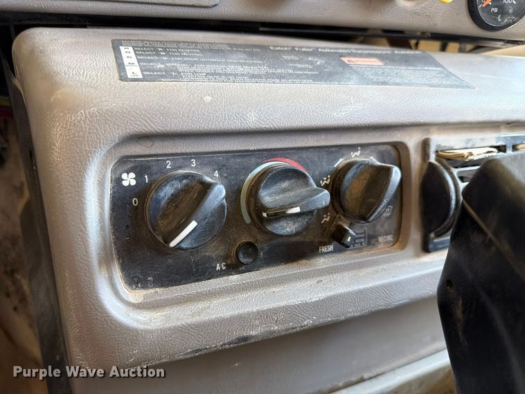 image for item FC0078 2005 Mack CHN613 semi truck