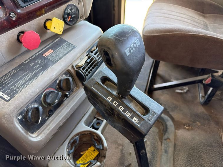 image for item FC0078 2005 Mack CHN613 semi truck
