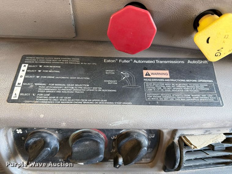 image for item FC0078 2005 Mack CHN613 semi truck