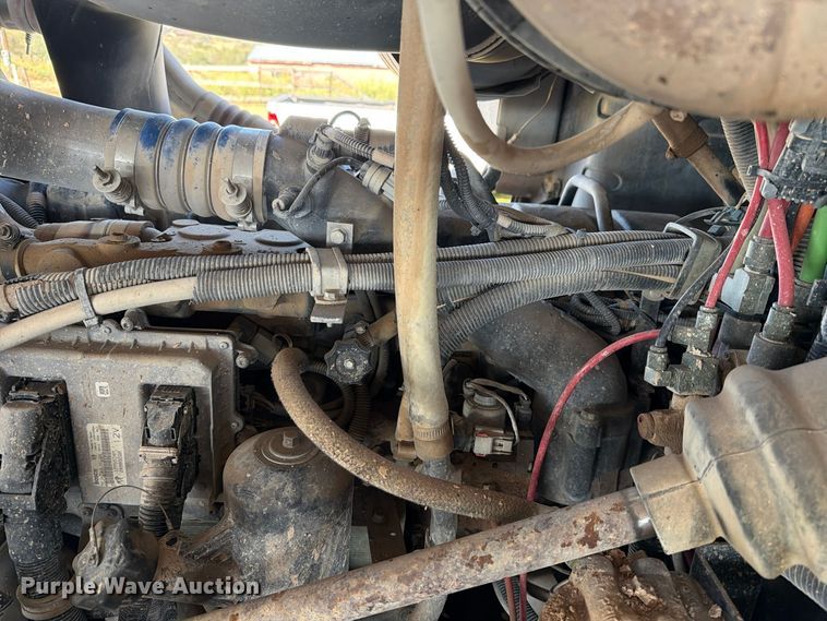 image for item FC0078 2005 Mack CHN613 semi truck