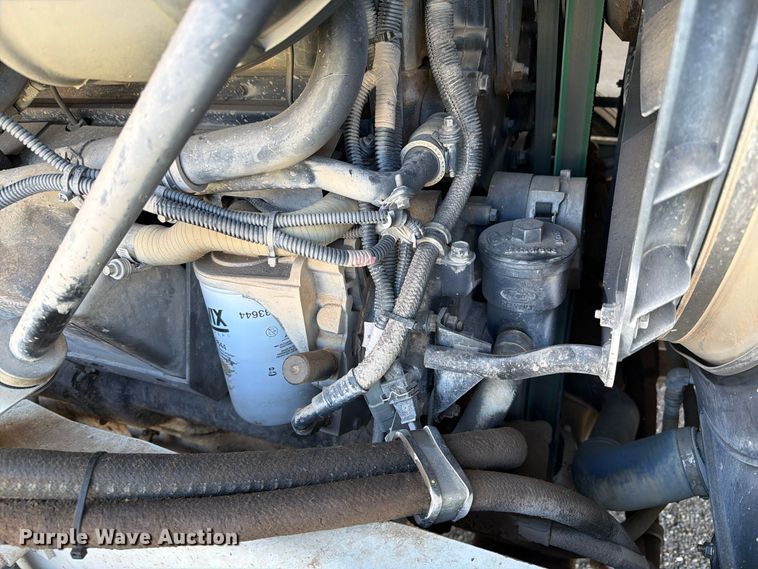 image for item FC0078 2005 Mack CHN613 semi truck