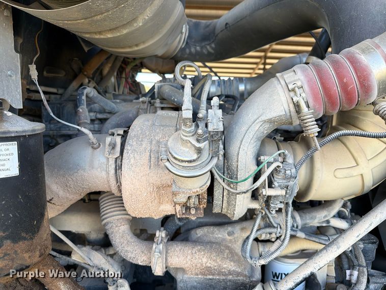 image for item FC0078 2005 Mack CHN613 semi truck