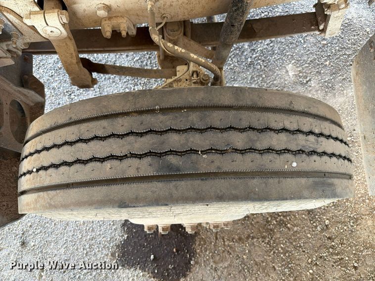 image for item FC0078 2005 Mack CHN613 semi truck