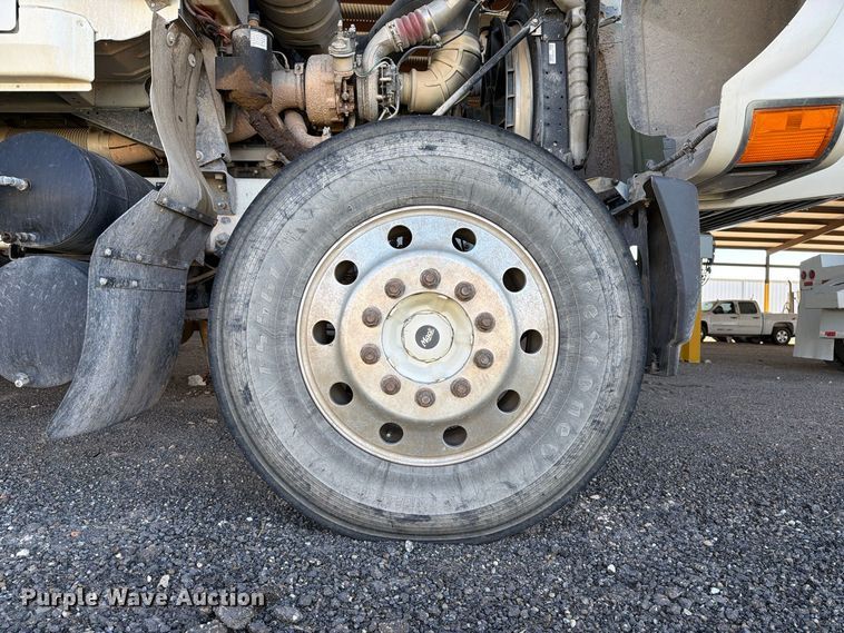 image for item FC0078 2005 Mack CHN613 semi truck