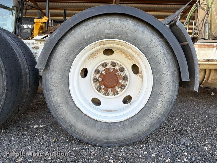 image for item FC0078 2005 Mack CHN613 semi truck