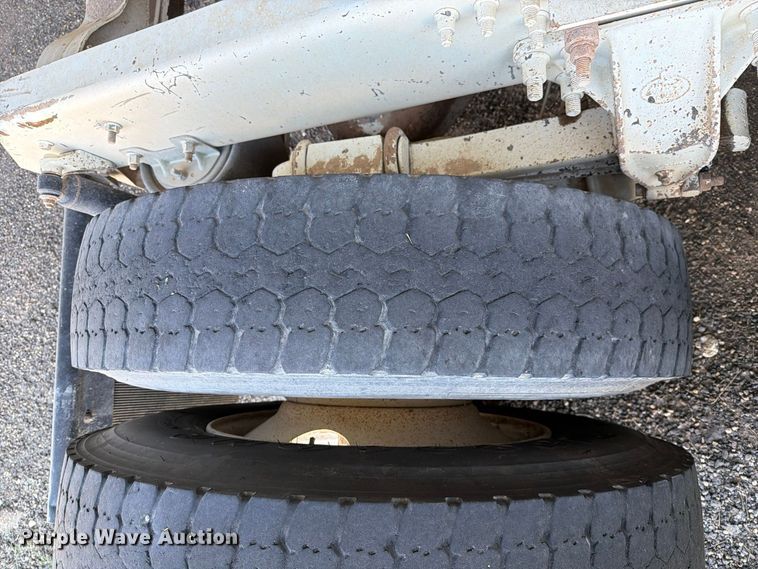 image for item FC0078 2005 Mack CHN613 semi truck