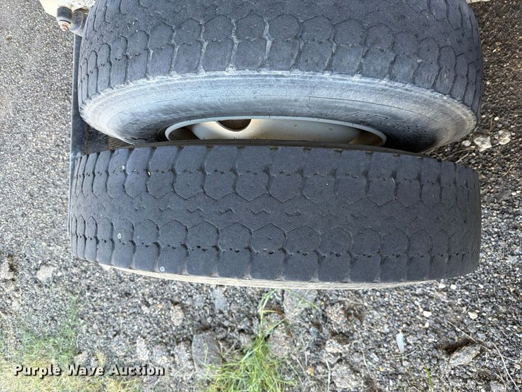 image for item FC0078 2005 Mack CHN613 semi truck