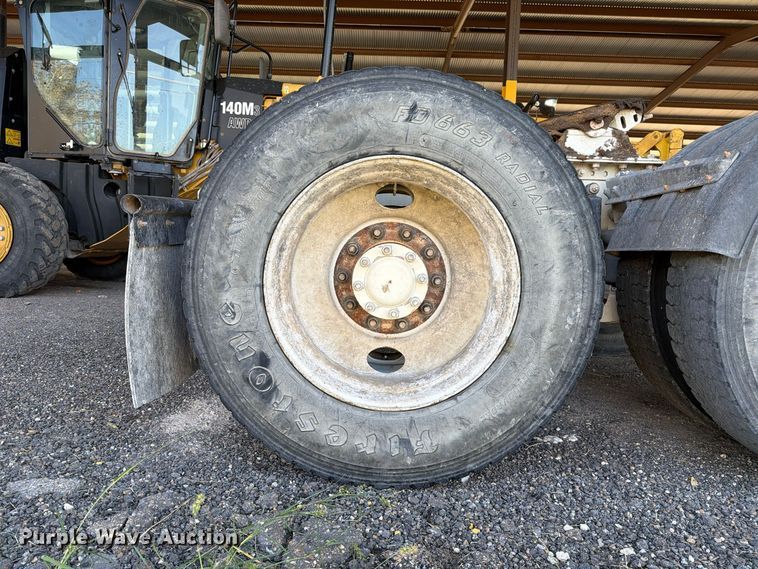 image for item FC0078 2005 Mack CHN613 semi truck