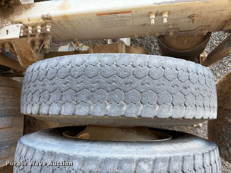 image for item FC0078 2005 Mack CHN613 semi truck