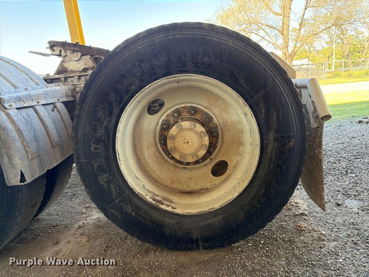 image for item FC0078 2005 Mack CHN613 semi truck