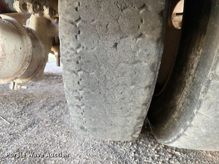 image for item FC0078 2005 Mack CHN613 semi truck