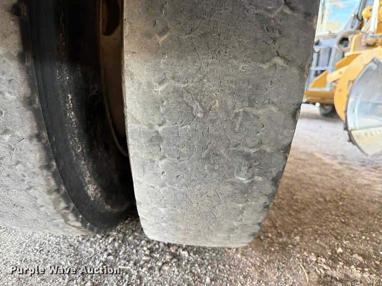 image for item FC0078 2005 Mack CHN613 semi truck