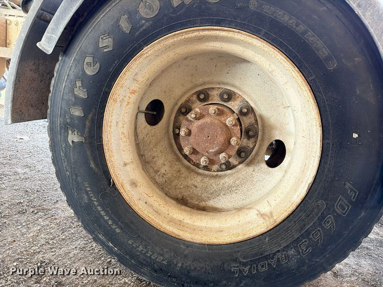 image for item FC0078 2005 Mack CHN613 semi truck