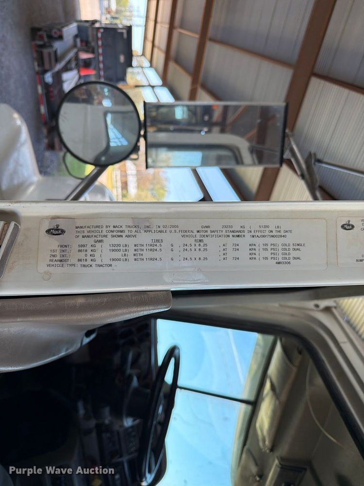 image for item FC0078 2005 Mack CHN613 semi truck