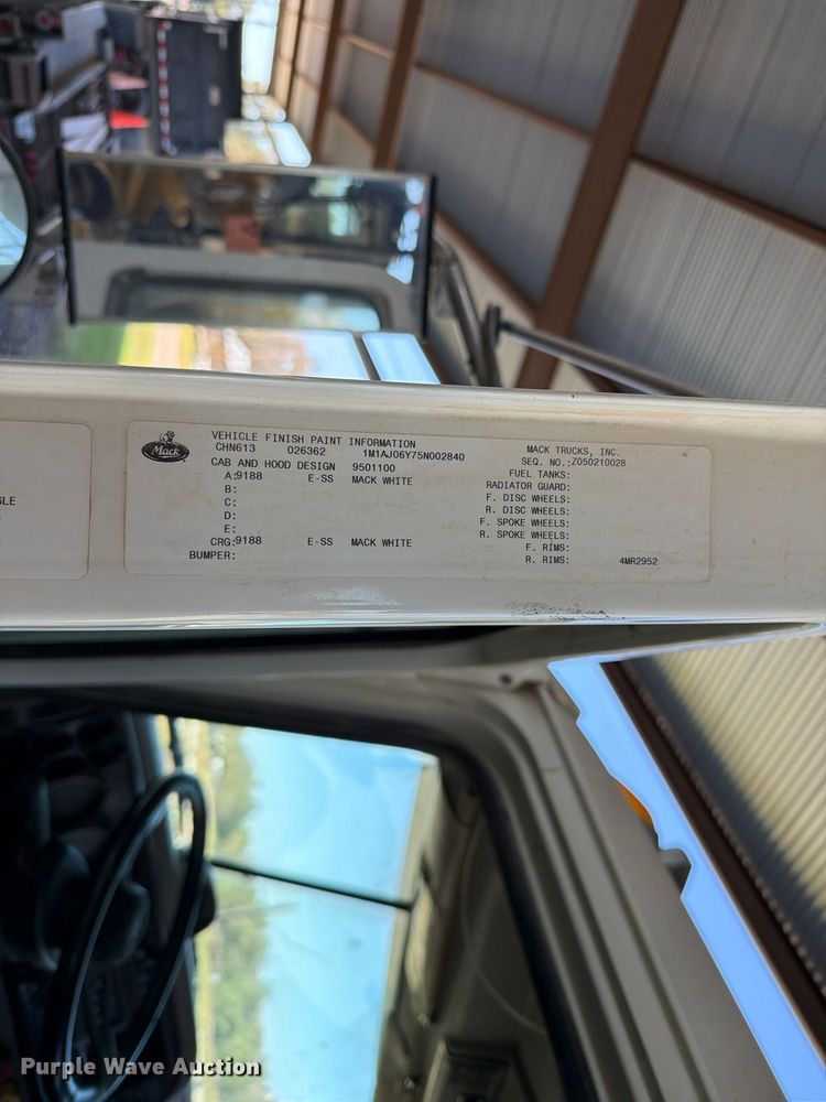 image for item FC0078 2005 Mack CHN613 semi truck