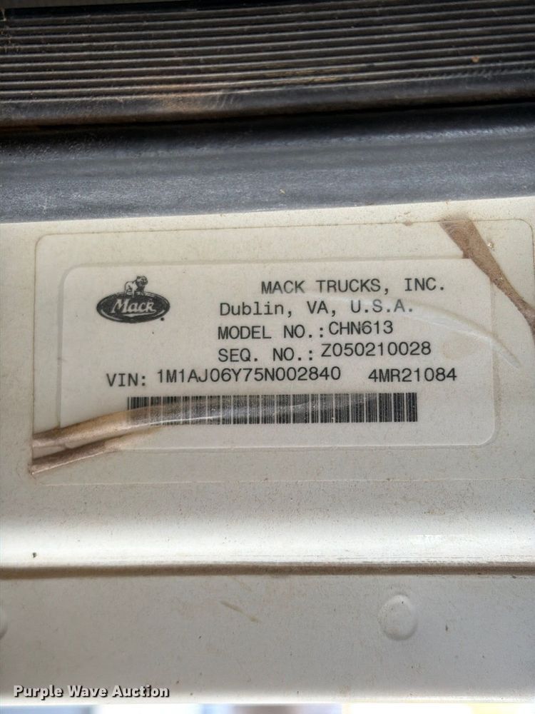 image for item FC0078 2005 Mack CHN613 semi truck
