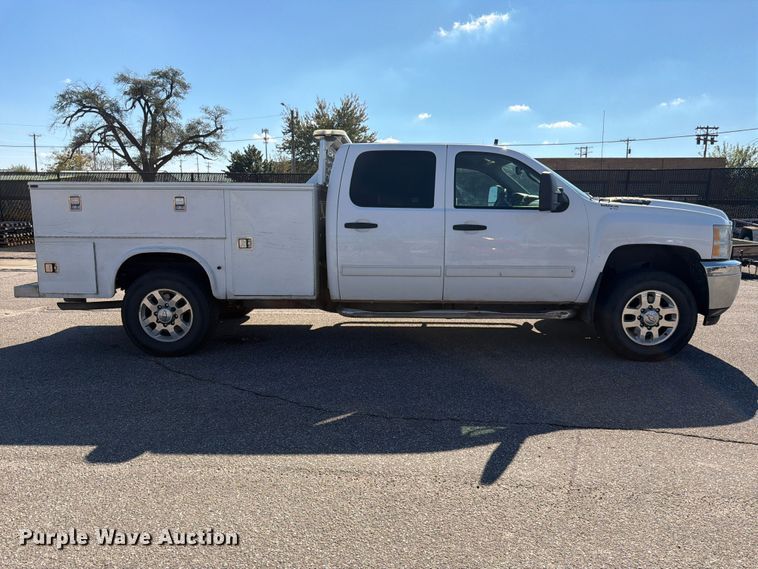 image for item FK3970 2011 Chevrolet Silverado 3500HD Crew Cab utility bed pickup truck