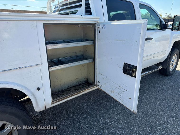 image for item FK3970 2011 Chevrolet Silverado 3500HD Crew Cab utility bed pickup truck