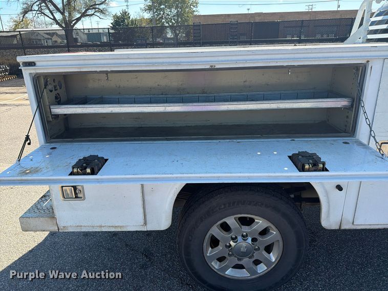image for item FK3970 2011 Chevrolet Silverado 3500HD Crew Cab utility bed pickup truck