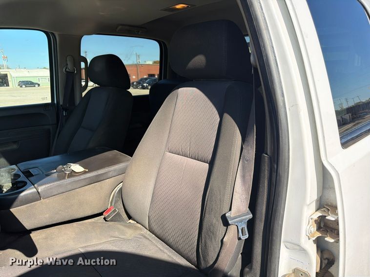 image for item FK3970 2011 Chevrolet Silverado 3500HD Crew Cab utility bed pickup truck