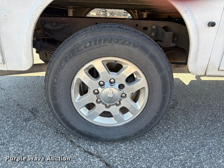 image for item FK3970 2011 Chevrolet Silverado 3500HD Crew Cab utility bed pickup truck