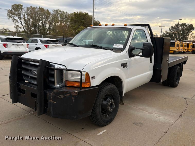 image for item FN1532 1999 Ford F350 Super Duty XLT flatbed pickup truck