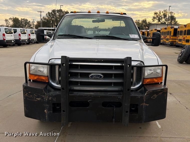 image for item FN1532 1999 Ford F350 Super Duty XLT flatbed pickup truck