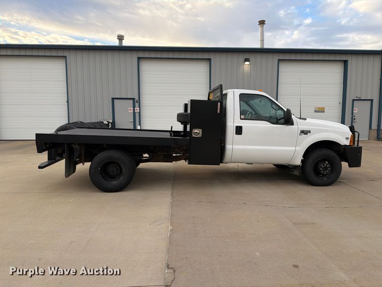 image for item FN1532 1999 Ford F350 Super Duty XLT flatbed pickup truck
