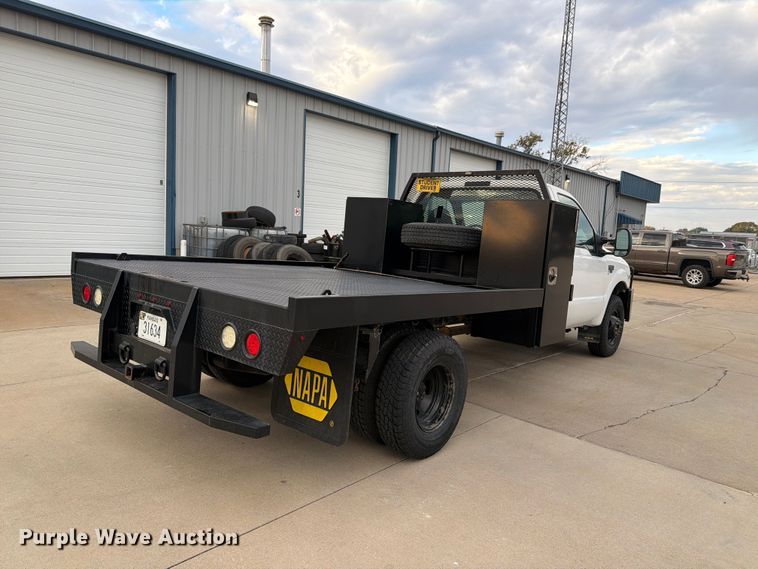 image for item FN1532 1999 Ford F350 Super Duty XLT flatbed pickup truck