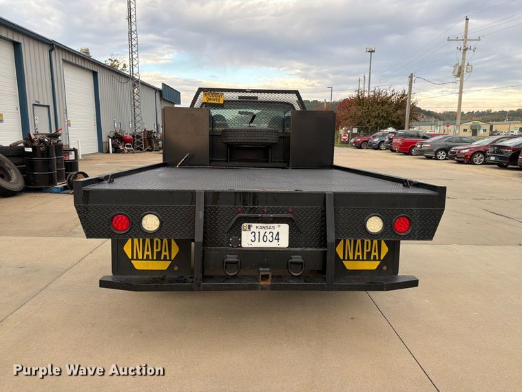 image for item FN1532 1999 Ford F350 Super Duty XLT flatbed pickup truck