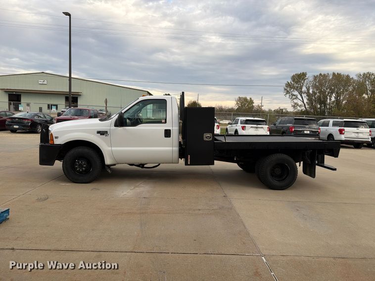 image for item FN1532 1999 Ford F350 Super Duty XLT flatbed pickup truck