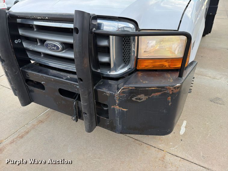 image for item FN1532 1999 Ford F350 Super Duty XLT flatbed pickup truck
