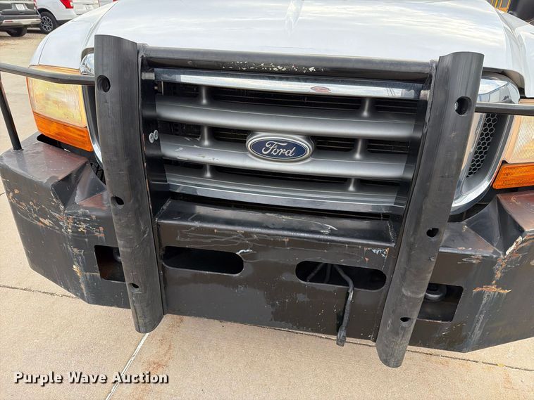 image for item FN1532 1999 Ford F350 Super Duty XLT flatbed pickup truck
