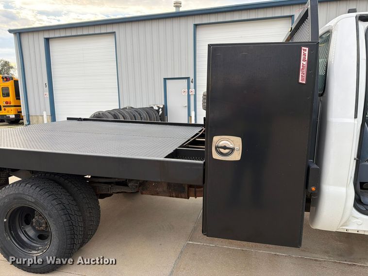 image for item FN1532 1999 Ford F350 Super Duty XLT flatbed pickup truck
