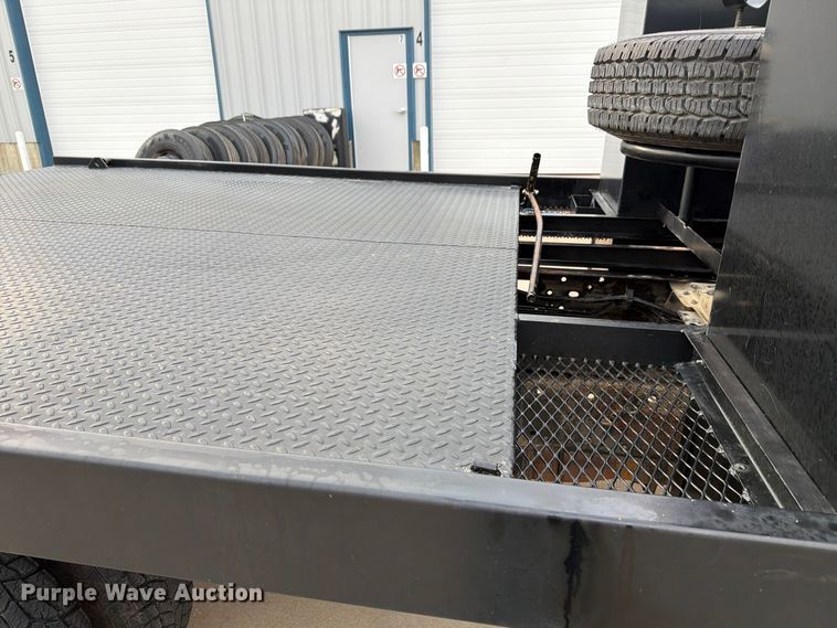 image for item FN1532 1999 Ford F350 Super Duty XLT flatbed pickup truck