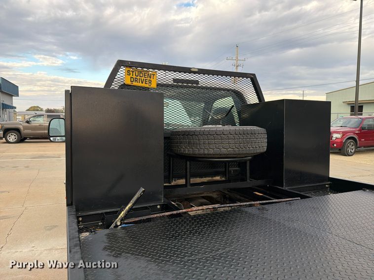 image for item FN1532 1999 Ford F350 Super Duty XLT flatbed pickup truck