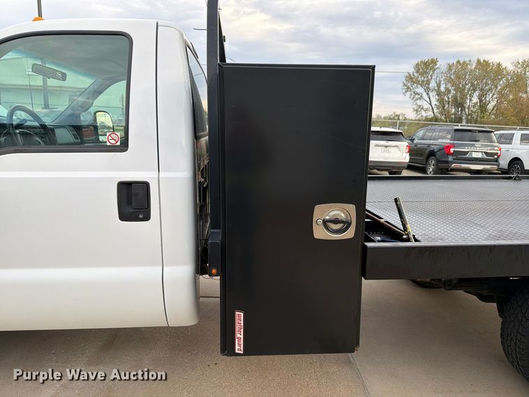 image for item FN1532 1999 Ford F350 Super Duty XLT flatbed pickup truck