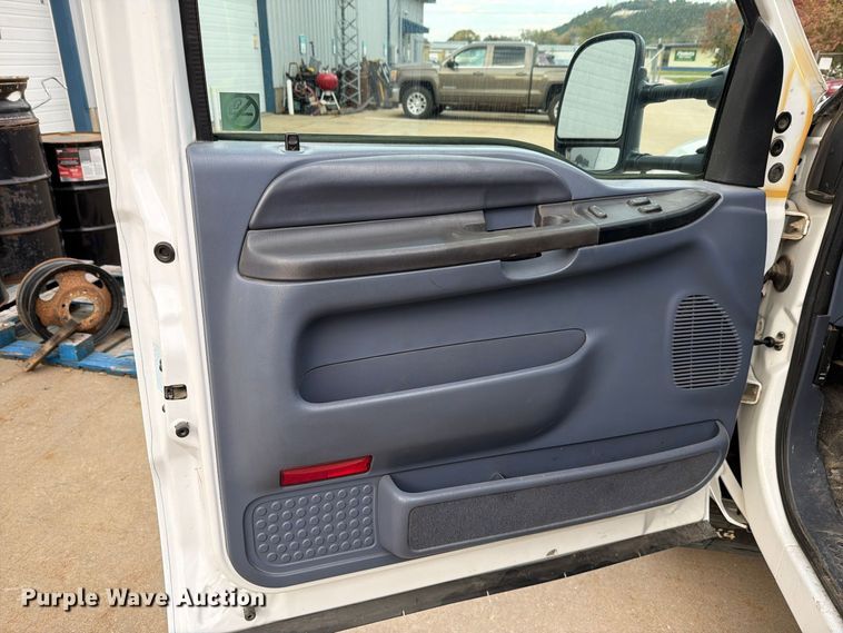image for item FN1532 1999 Ford F350 Super Duty XLT flatbed pickup truck