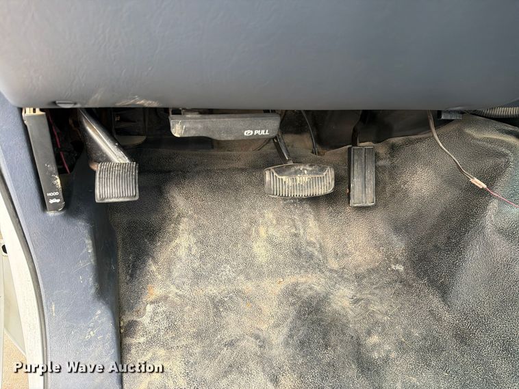 image for item FN1532 1999 Ford F350 Super Duty XLT flatbed pickup truck