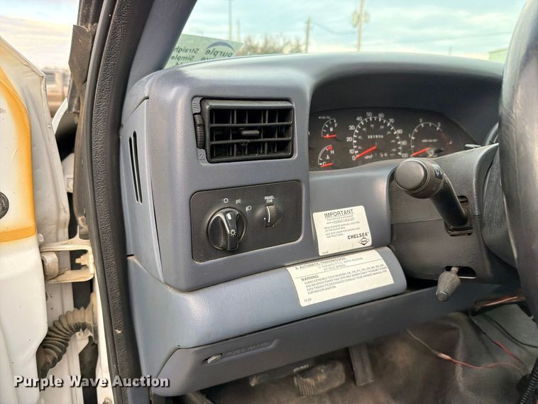 image for item FN1532 1999 Ford F350 Super Duty XLT flatbed pickup truck