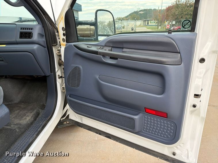 image for item FN1532 1999 Ford F350 Super Duty XLT flatbed pickup truck