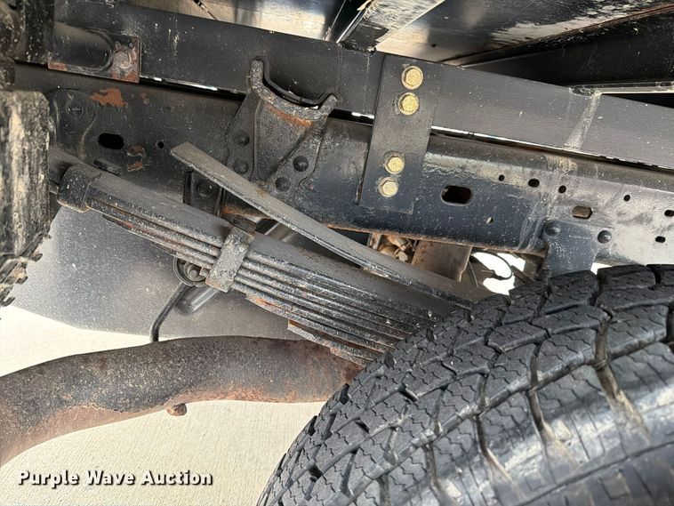 image for item FN1532 1999 Ford F350 Super Duty XLT flatbed pickup truck