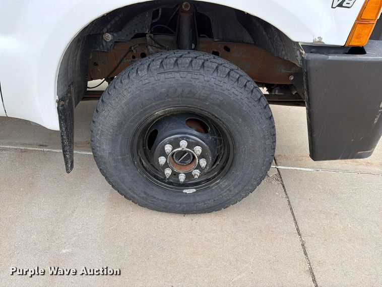image for item FN1532 1999 Ford F350 Super Duty XLT flatbed pickup truck