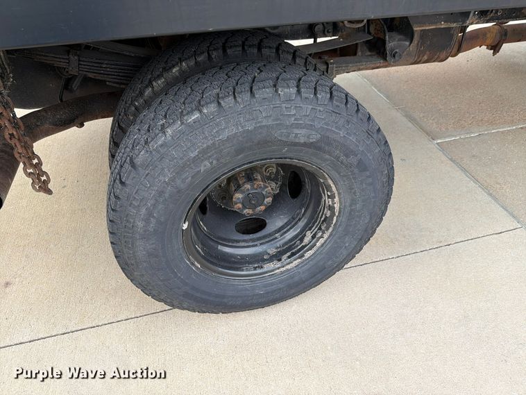 image for item FN1532 1999 Ford F350 Super Duty XLT flatbed pickup truck