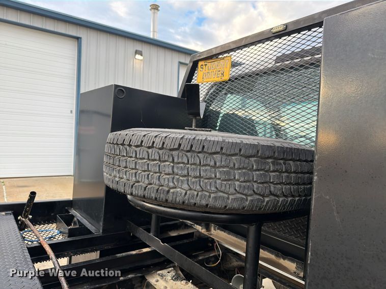 image for item FN1532 1999 Ford F350 Super Duty XLT flatbed pickup truck