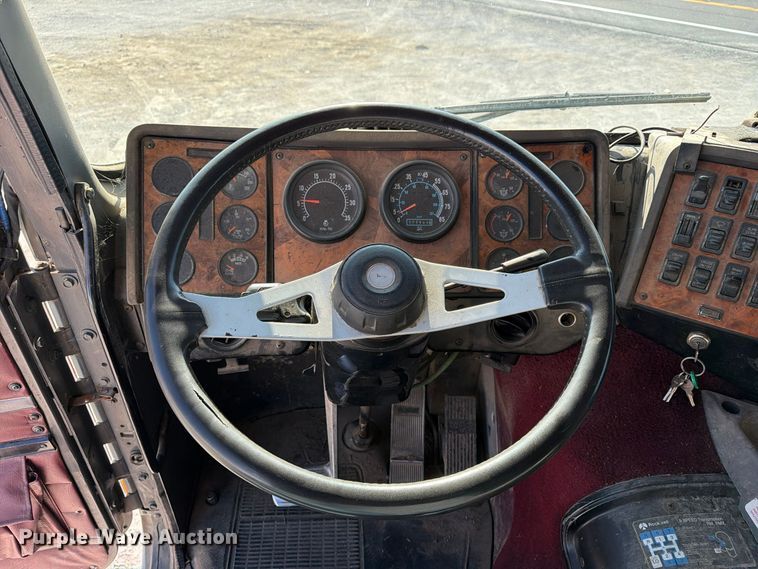 image for item FN2684 1996 International COF-9670 semi truck