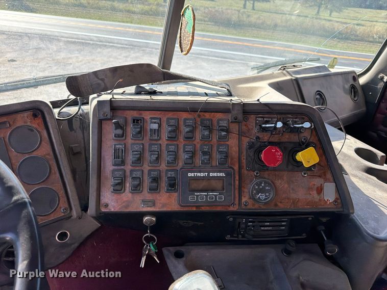 image for item FN2684 1996 International COF-9670 semi truck