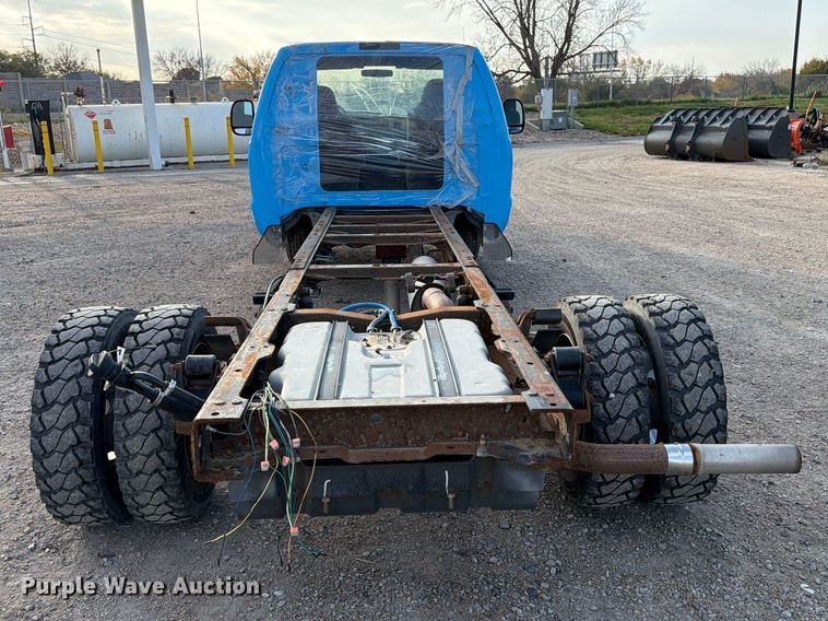 image for item FP3233 2002 Ford F550 Super Duty truck cab and chassis