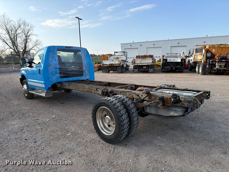 image for item FP3233 2002 Ford F550 Super Duty truck cab and chassis